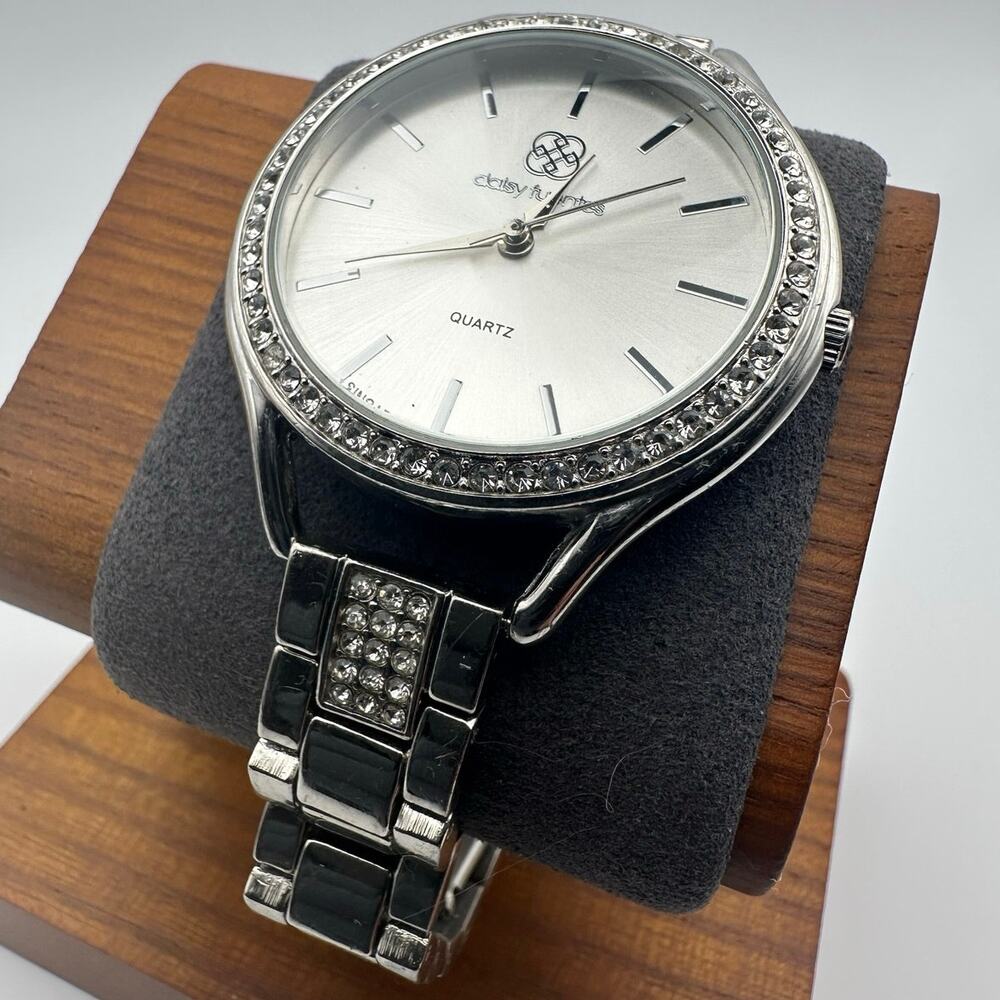 Daisy Fuentes Women’s Silver Tone Quartz Watch Crystal Bezel DF114SL